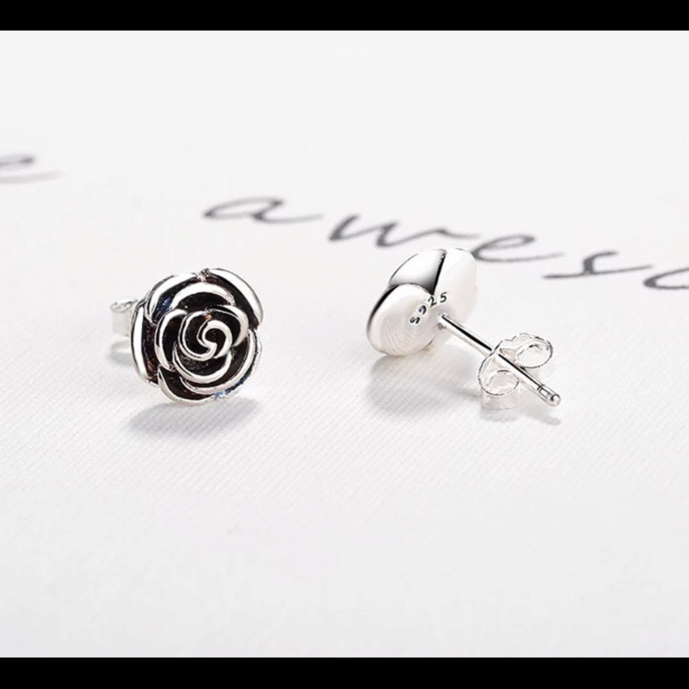 DELICATE 3 DIMENSIONAL ROSE STUD EARRINGS